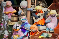 Pequenas bonecas atraentes feitas de lã, couro e tecido na feira de artes e ofïcios em Castro. Chile, América do Sul.
