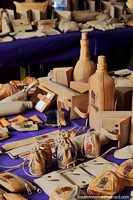 Productos de cuero, portabotellas, billeteras, bolsitas y estuches, mercado de artesanía de Castro. Chile, Sudamerica.