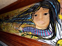 Mulher com cabelo longo, uma obra de arte na entrada em um salão de cabelo em Castro. Chile, América do Sul.