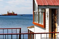 Casa de madera con excelentes vistas del agua y el puerto en Punta Arenas. Chile, Sudamerica.