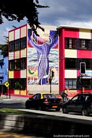 Mural fantstico de azulejos en un edificio colorido en Punta Arenas. Chile, Sudamerica.