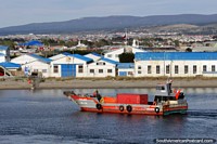 Puerto en Punta Arenas, navegando en ferry por el Estrecho de Magallanes hacia Porvenir. Chile, Sudamerica.