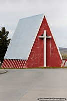Igreja da forma de triângulo em Colina Sombreiro, uma cidade fantasma na Terra do Fogo. Chile, América do Sul.