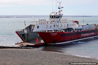 Ferry cruzando desde Bahía Azul a Punta Delgada, Isla Grande a tierra firme, Tierra del Fuego. Chile, Sudamerica.