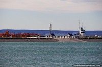 Versión más grande de Punta Delgada, un importante cruz por ferry al Tierra del Fuego desde la tierra firme.