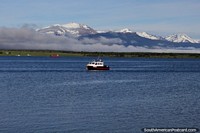Claro día con las aguas y las montañas en la bahía de Puerto Natales. Chile, Sudamerica.