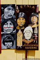 Caras de personas étnicas pintadas en una tienda de artesanías en Puerto Natales. Chile, Sudamerica.