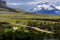 Bela zona rural, montanhas e terreno entre Porto Natales e casa de campo Colina Castillo. Chile, América do Sul.