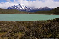 A Lagoa de Amarga rodeia-se da selva do parque nacional Torres do Paine. Chile, América do Sul.