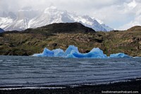 Puedes caminar por el borde del Glacier Grey, verlo desde la playa o hacer un recorrido en barco por Torres del Paine. Chile, Sudamerica.