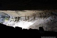 Cavernas de Milodon formadas por uma geleira que empurra em uma colina, Torres do Paine. Chile, América do Sul.
