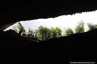 Dentro das Cavernas de Milodon que olham para fora a entrada que foi uma vez abaixo da água, Torres do Paine. Chile, América do Sul.
