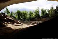 ¡Si fuera un perezoso gigante, también me gustaría que esta cueva sea mi hogar! Las cuevas de Milodon en Torres del Paine. Chile, Sudamerica.