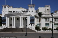 Cassino em Viña del Mar, construïda em estilo de-arte-deco nos anos 1930 com uma entrada grande com colunas. Chile, América do Sul.