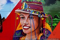 La mujer usa un sombrero increíble con mucho detalle, fantástico arte callejero en Arica. Chile, Sudamerica.
