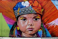 Niña indígena vistiendo ropa tradicional y sombrero, colorido arte callejero en Árica. Chile, Sudamerica.