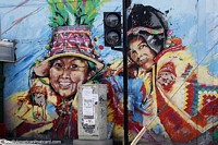 Arica e o Chile no conjunto têm a arte de rua assombrosa para descobrir, 2 povos indïgenas na roupa tradicional. Chile, América do Sul.