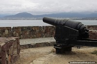 Cannon aponta para o mar no Fuerte Coquimbo, as paredes feitas de pedra. Chile, América do Sul.