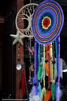 Versión más grande de Atrapasueños morado con plumas, artesanía en la zona portuaria de Coquimbo.