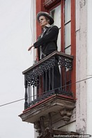 Versão maior do George F. Tait, o primeiro médico do hospital Coquimbo em 1874, está de pé acima da rua em uma varanda.