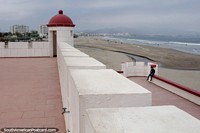 Versão maior do Do farol em direção à praia em La Serena com Coquimbo ao longe.
