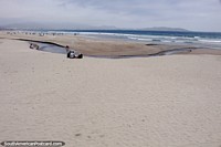 Versão maior do Praia El Faro em La Serena com belas areias brancas.