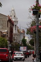 Versão maior do Fachada de um atraente edifício branco com uma torre na rua principal de La Serena.