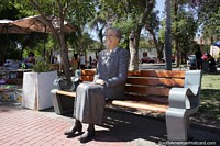 Gabriela Mistral sentada em um banco na praa de Vicua, um famoso local.
