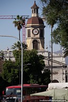 Torre de la iglesia Recoleta Franciscana con reloj y contraventanas de madera en Santiago (construido 1845-1864). Chile, Sudamerica.