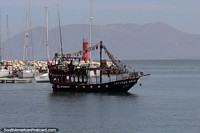 Capitán Amir, barco de pasajeros para cruceros por puerto en Antofagasta. Chile, Sudamerica.