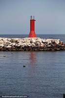 Versão maior do Farol vermelho em um ponto rochoso ao redor do porto de Antofagasta.
