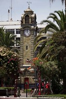 Versión más grande de Torre del Reloj (1911) en la Plaza Colón de Antofagasta, una réplica de la Torre del Parlamento de Westminster.