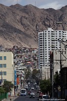 Veja a estrada para as montanhas rochosas atrás da cidade de Antofagasta.