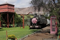Versão maior do Antiga estação ferroviária e museu em Antofagasta com um antigo trem e cabine telefônica.