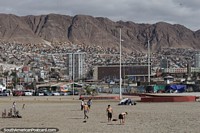 Desde a praia até as vastas comunidades de casas na encosta da montanha em Antofagasta.