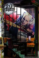 Versin ms grande de Maravilloso mural de una mujer en la pared al lado de las escaleras dentro de un restaurante en Guatape.