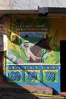 Versin ms grande de El hombre y su caballo mural y bonitos zcalos de edificios en Guatape.