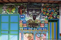 Bienvenidos a la chocolatera de Guatape, un gran mural afuera. Colombia, Sudamerica.