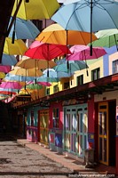 Versin ms grande de Calle de los Paraguas en Guatape, muy colorida por cierto, ven aqu si llueve!