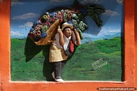 La tradicin de llevar flores en la espalda mostrada en un rodapi en Guatap. Colombia, Sudamerica.