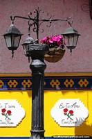 Verso maior do Poste de luz com vaso de flores rosa do lado de fora da Casa Rosa em Guatape.