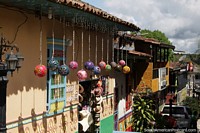 Versin ms grande de Luces de colores cuelgan afuera de una bonita tienda en Guatap.