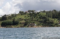 Verso maior do Casas luxuosas e morar no topo e na base dos morros ao lado da lagoa de Guatape.