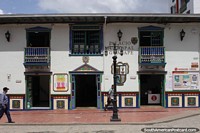 Palacio Municipal de Guatape en la plaza principal. Colombia, Sudamerica.