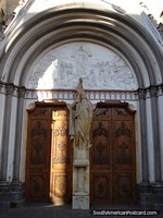 Entrada arcada e portas de madeira de igreja Cristo Rey em Pasto. Colômbia, América do Sul.