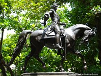 Versão maior do Monumento de Simon Bolivar no seu cavalo em Parque Bolivar, Cartagena.