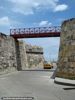 El camino que conduce abajo a la fortaleza y mar en Cartagena. Colombia, Sudamerica.