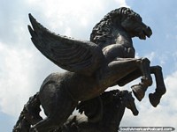 Versão maior do 2 monumento de cavalos do lado de fora das paredes de cidade perto da água em Cartagena.