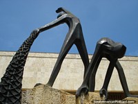 Estatuas de 2 figuras fuera del Centro de convenciones de Cartagena. Colombia, Sudamerica.