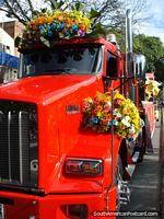 Caminhão e flores em Feira das Flores em Medellïn. Colômbia, América do Sul.